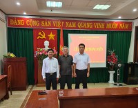 Từ trái sang: Đảng viên mới Hồ Văn Sang, Bí thư Chi bộ 3 - Đặng Thành Trưng, đảng viên mới Võ Khắc Hiệp