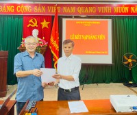 Bí thư Chi bộ trao quyết định kết nạp đảng viên
