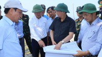 Bí thư Tỉnh ủy Hồ Quốc Dũng (thứ 2, từ phải sang) và Chủ tịch UBND tỉnh Phạm Anh Tuấn (thứ 3, từ phải sang) đối chiếu bản đồ khu vực bãi biển nhà văn hóa thôn Đông nằm trong quy hoạch xã Nhơn Châu