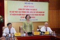 Bộ trưởng Bộ Nội vụ Phạm Thị Thanh Trà trao đổi tại cuộc họp cung cấp thông tin, chiều 20/6