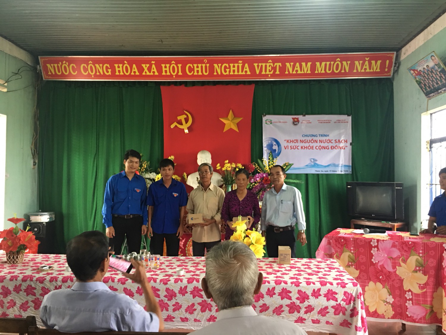 trao tặng đồng hồ nước