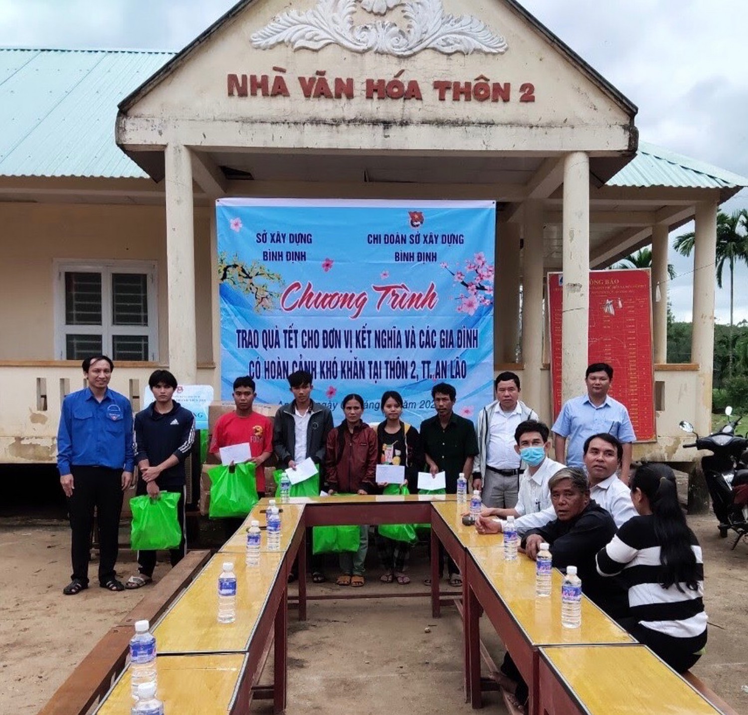 Phó Bí thư Đảng ủy - ông Lê Đăng Tuấn (ngoài cùng phía bên phải)Trao tặng quà cho gia đình khó khăn