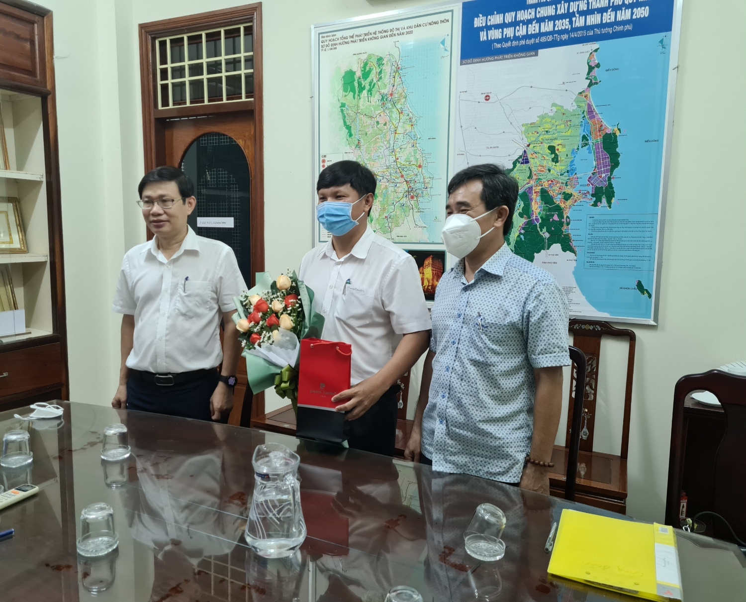 Từ trái sang: Tân Chủ tịch Lê Anh Sơn, nguyên Chủ tịch Lê Đăng Tuấn, Phó Chủ tịch Đặng Hoàng Nguyên