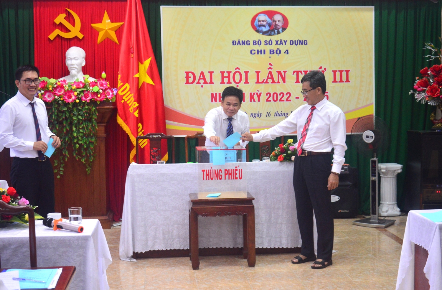 Đảng viên tiến hành bỏ phiếu