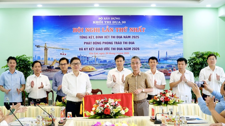 Ông Lê Quý Tiệp trao cờ luân lưu cho LĐ Sở Xây dựng Gia Lai